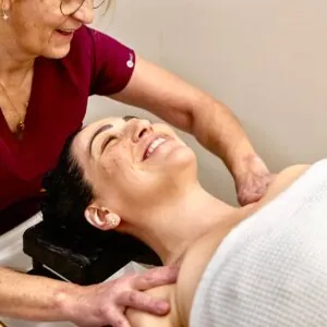 Masaje de Cuello, Espalda y Hombros